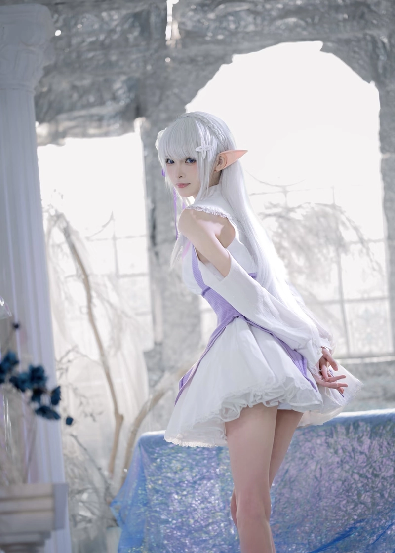 Hình cosplay Emilia phong cách anime đầy cuốn hút