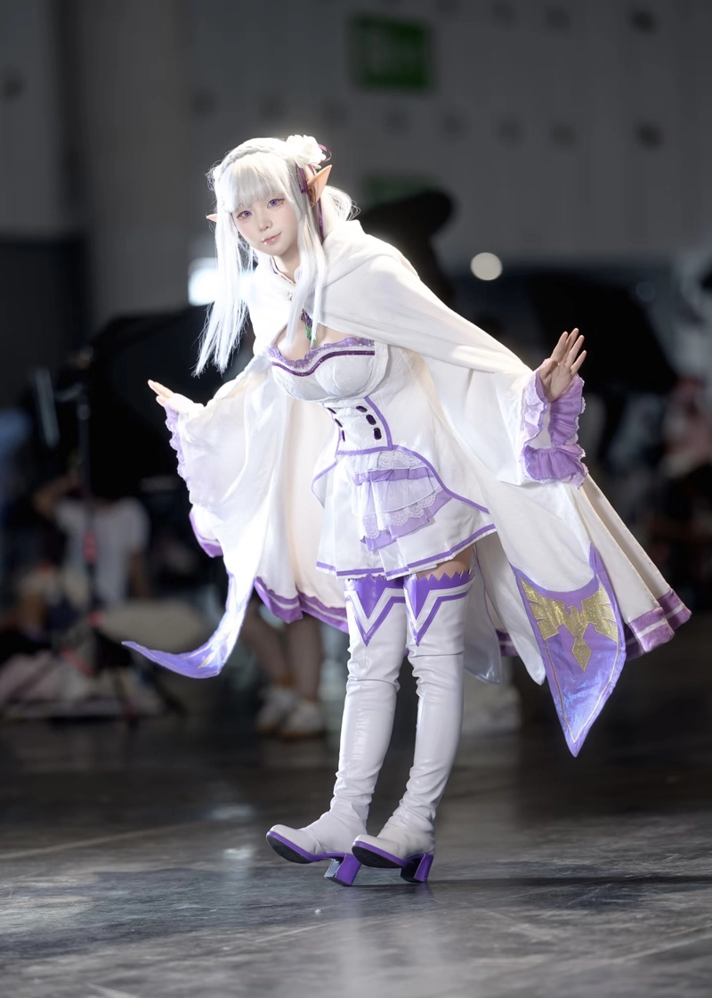 Hình cosplay Emilia phong cách anime thanh thoát nhẹ nhàng