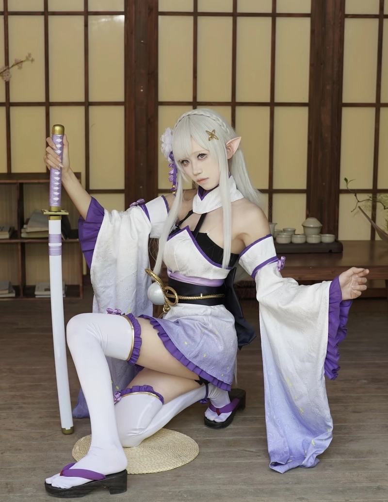 Hình cosplay Emilia phong cách dễ thương hiện đại