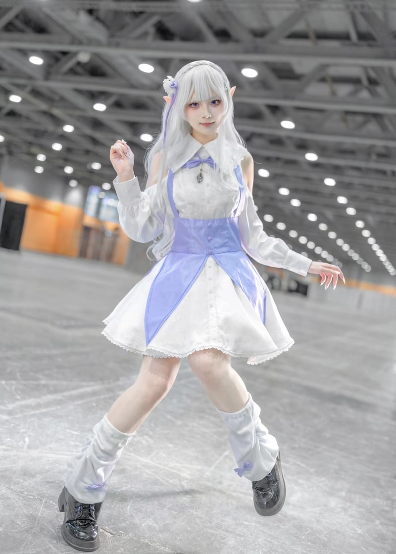 Hình cosplay Emilia với ánh nhìn dịu dàng cuốn hút