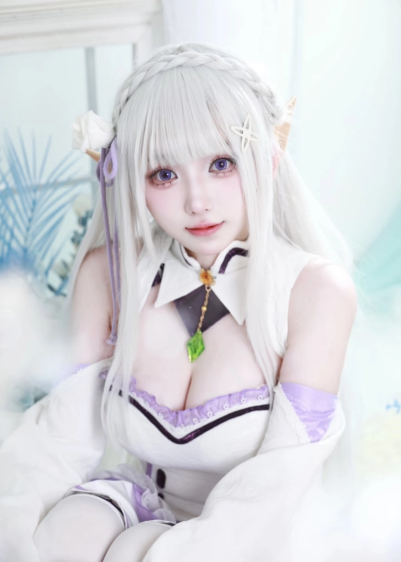 Hình cosplay Emilia với vẻ đẹp thanh lịch nhẹ nhàng