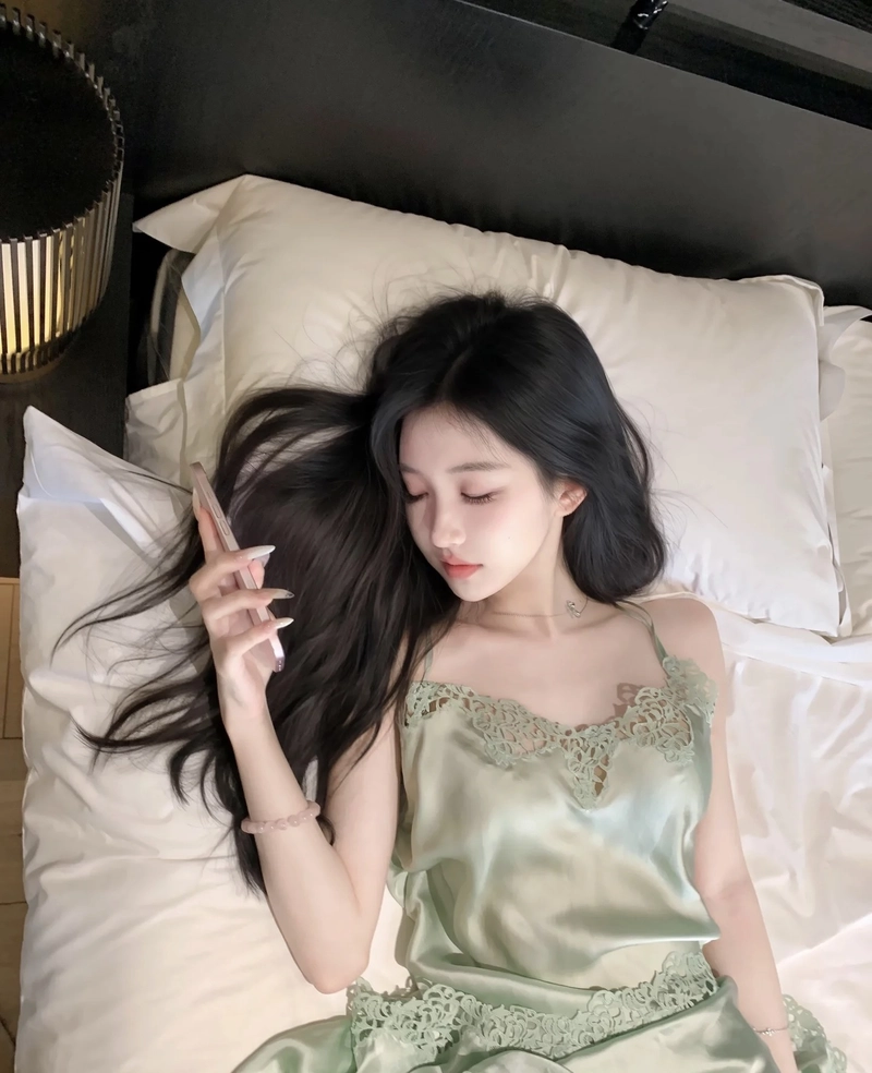 Hình gái xinh mặc đồ ngủ dễ chịu nhẹ nhàng