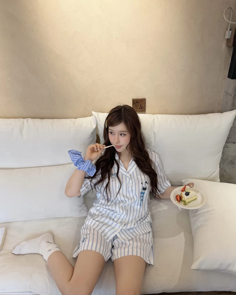 Hình gái xinh mặc đồ ngủ mang vẻ ngọt ngào nổi bật