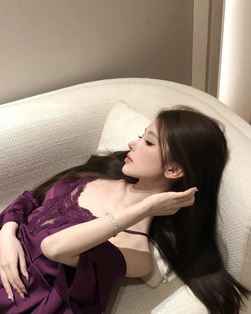 Hình gái xinh mặc đồ ngủ mang vẻ quyến rũ