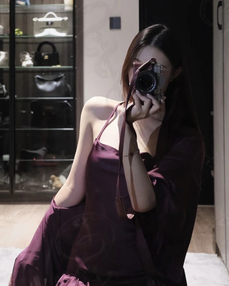 Hình gái xinh mặc đồ ngủ mang vẻ trẻ trung