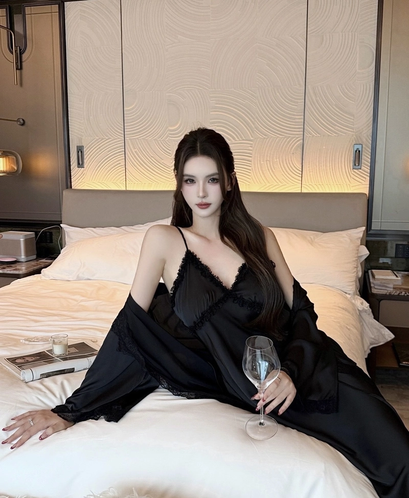 Hình gái xinh mặc đồ ngủ sở hữu ánh mắt sắc
