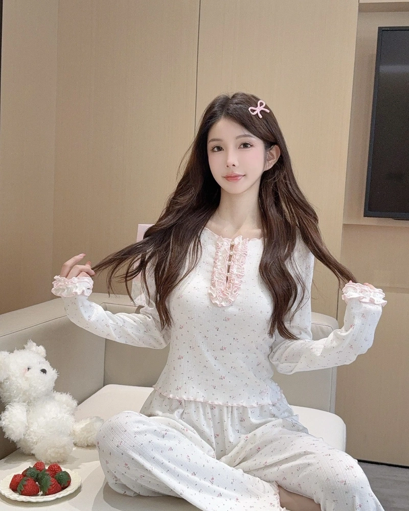Hình gái xinh mặc đồ ngủ sở hữu nụ cười tươi dễ mến