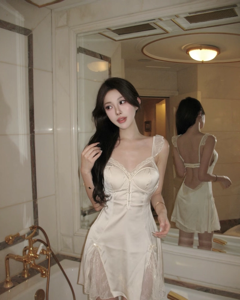 Hình gái xinh mặc đồ ngủ tạo cảm giác sexy qua ánh mắt
