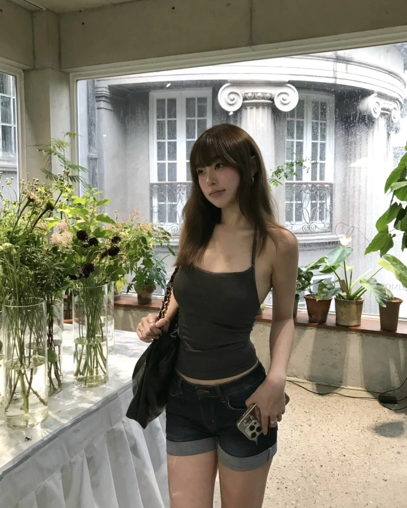 Hình gái xinh mặc quần ngắn biểu cảm đầy dễ thương