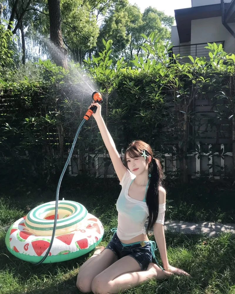 Hình gái xinh mặc quần ngắn trẻ trung đầy nữ tính