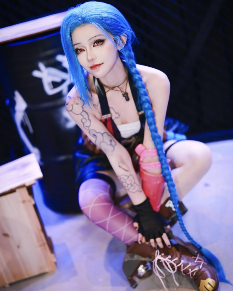 Jinx cosplay biểu hiện táo bạo tạo tổng thể đầy cuốn hút