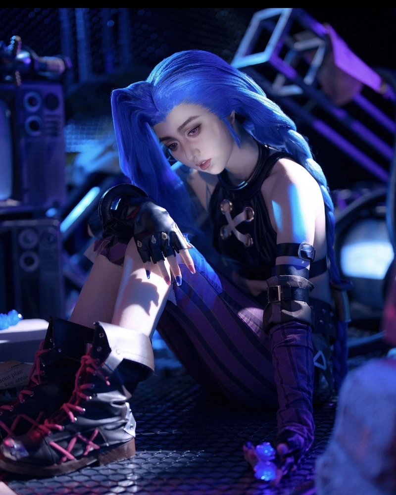 Jinx cosplay mang vẻ đẹp điên loạn cực kỳ cuốn hút