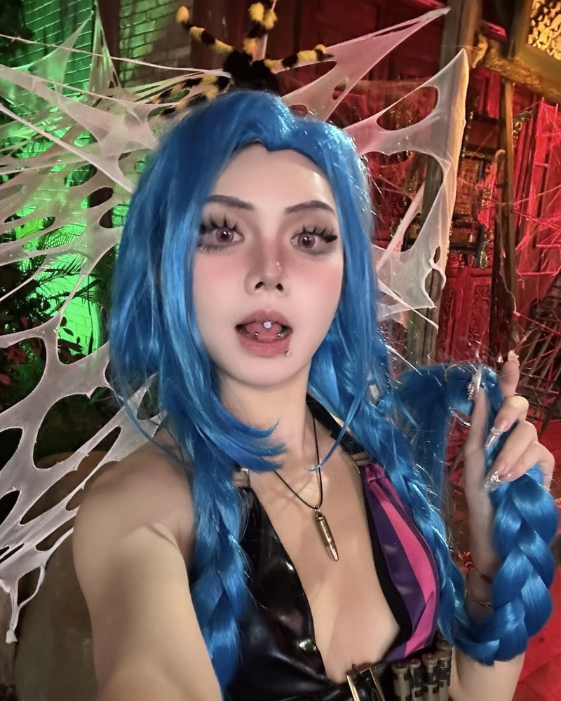 Jinx cosplay tạo hình chuẩn game với thần thái cuốn hút