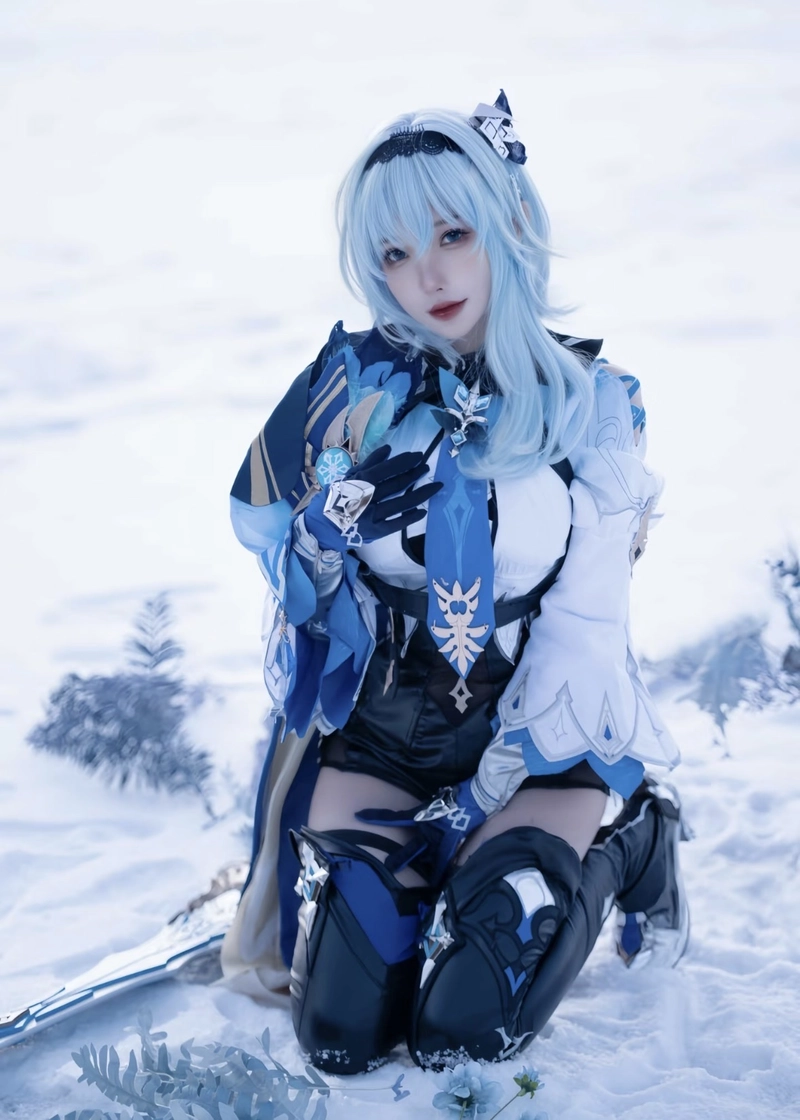 Ảnh Eula cosplay cùng mái tóc xanh mềm mại nổi bật