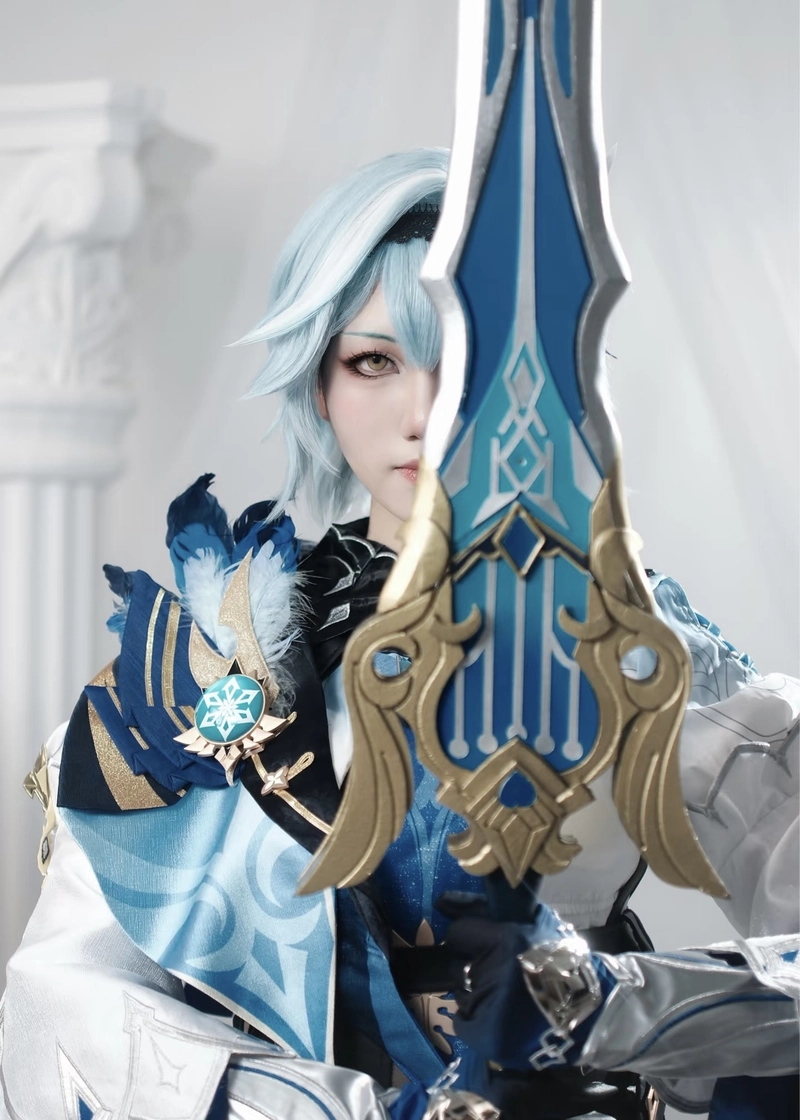 Ảnh Eula cosplay cùng thần thái mạnh mẽ nổi bật