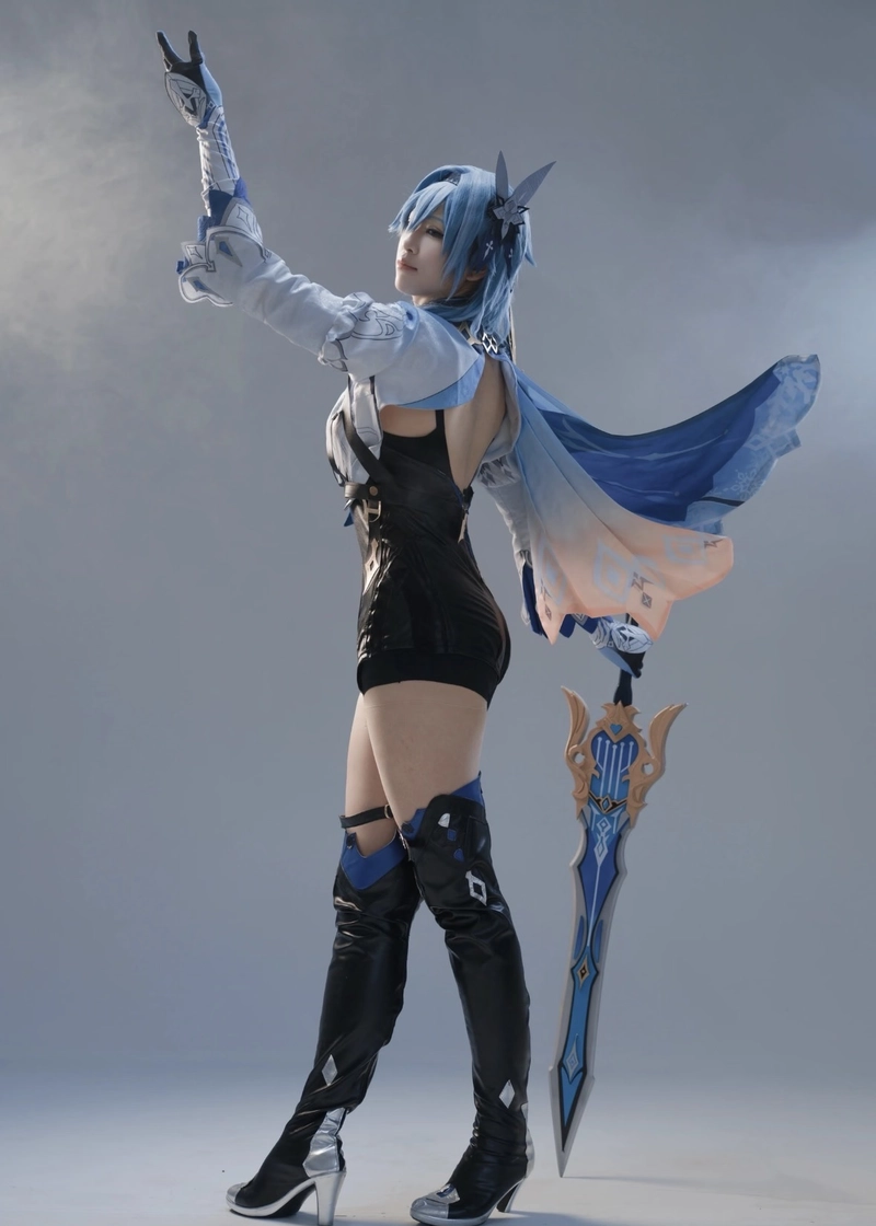 Ảnh Eula cosplay phong cách chiến binh quý phái nổi bật