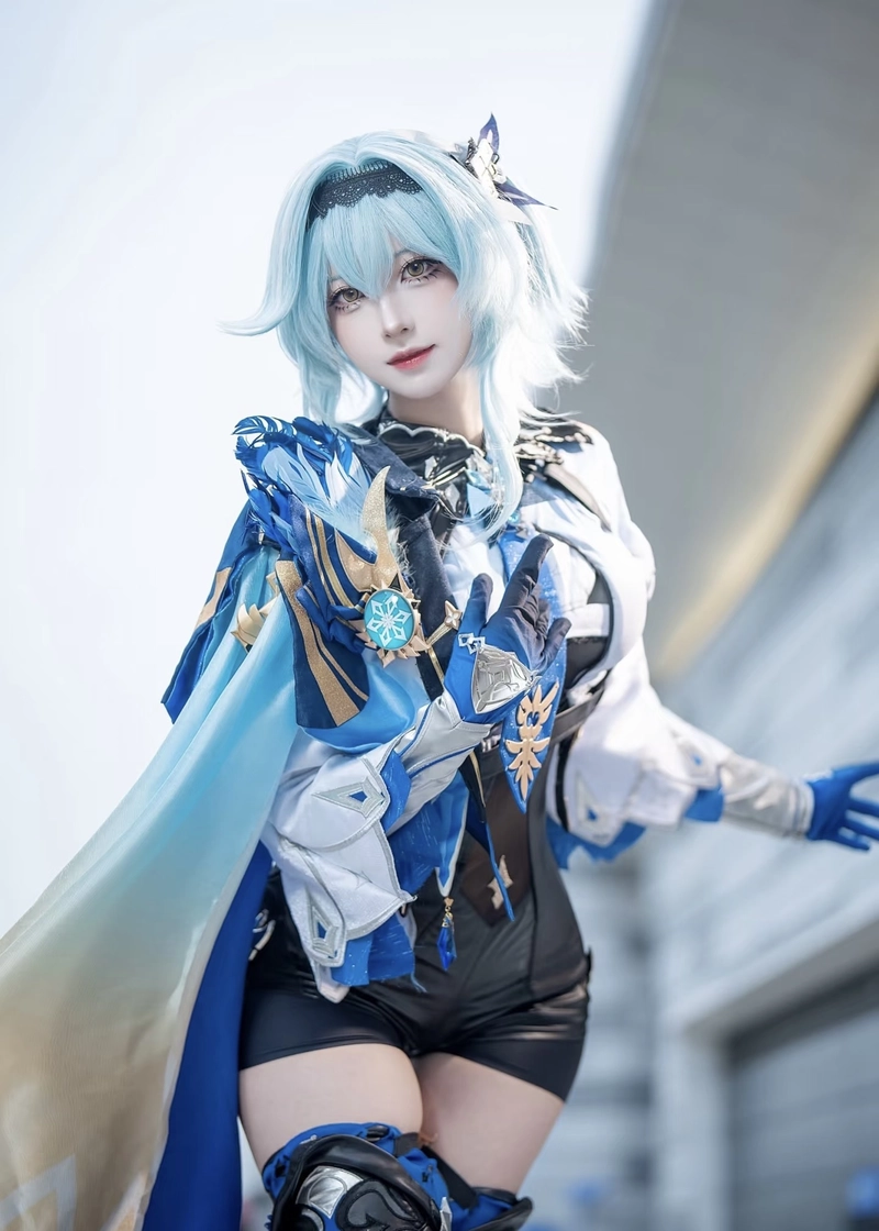 Ảnh Eula cosplay tạo dáng thần thái cuốn hút
