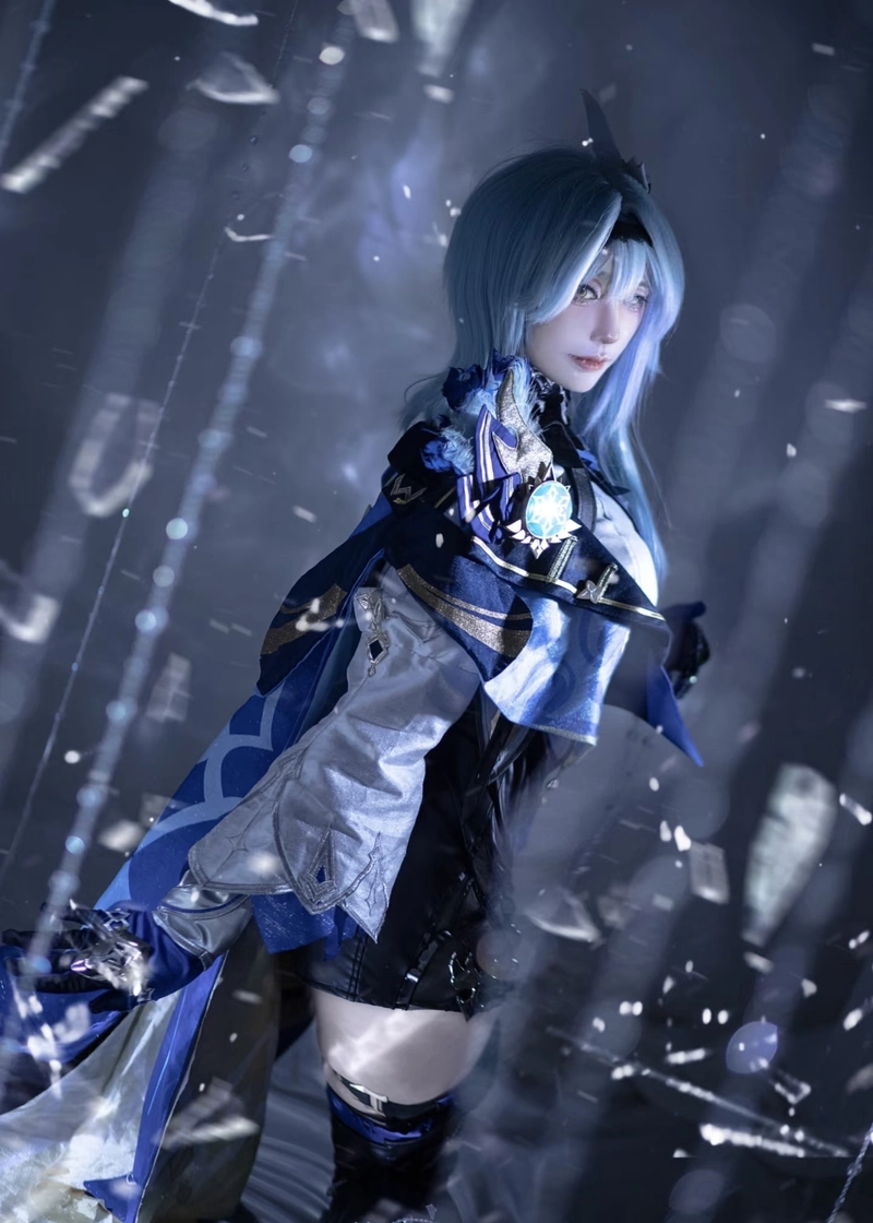 Ảnh Eula cosplay trong khung cảnh huyền ảo bí ẩn