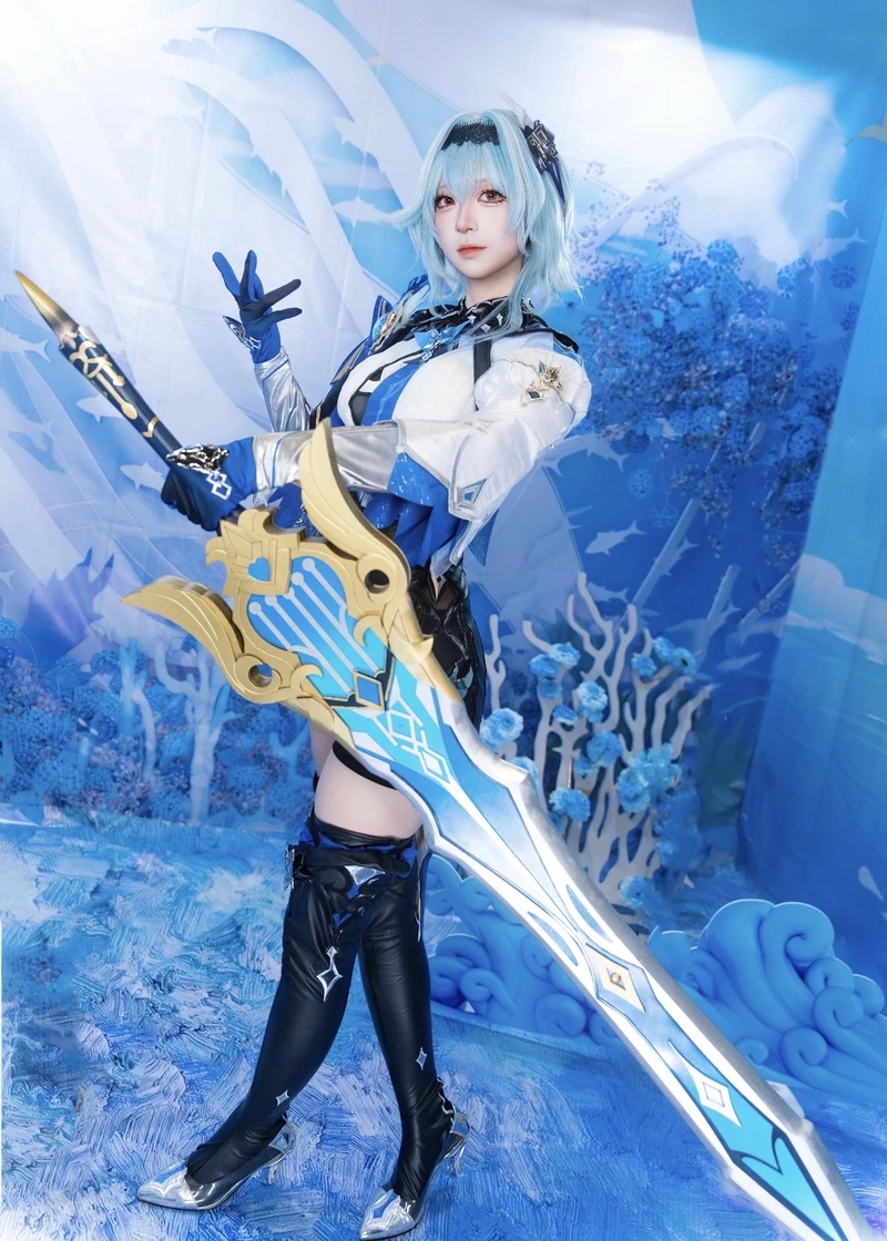 Ảnh Eula cosplay với khí chất mạnh mẽ cuốn hút