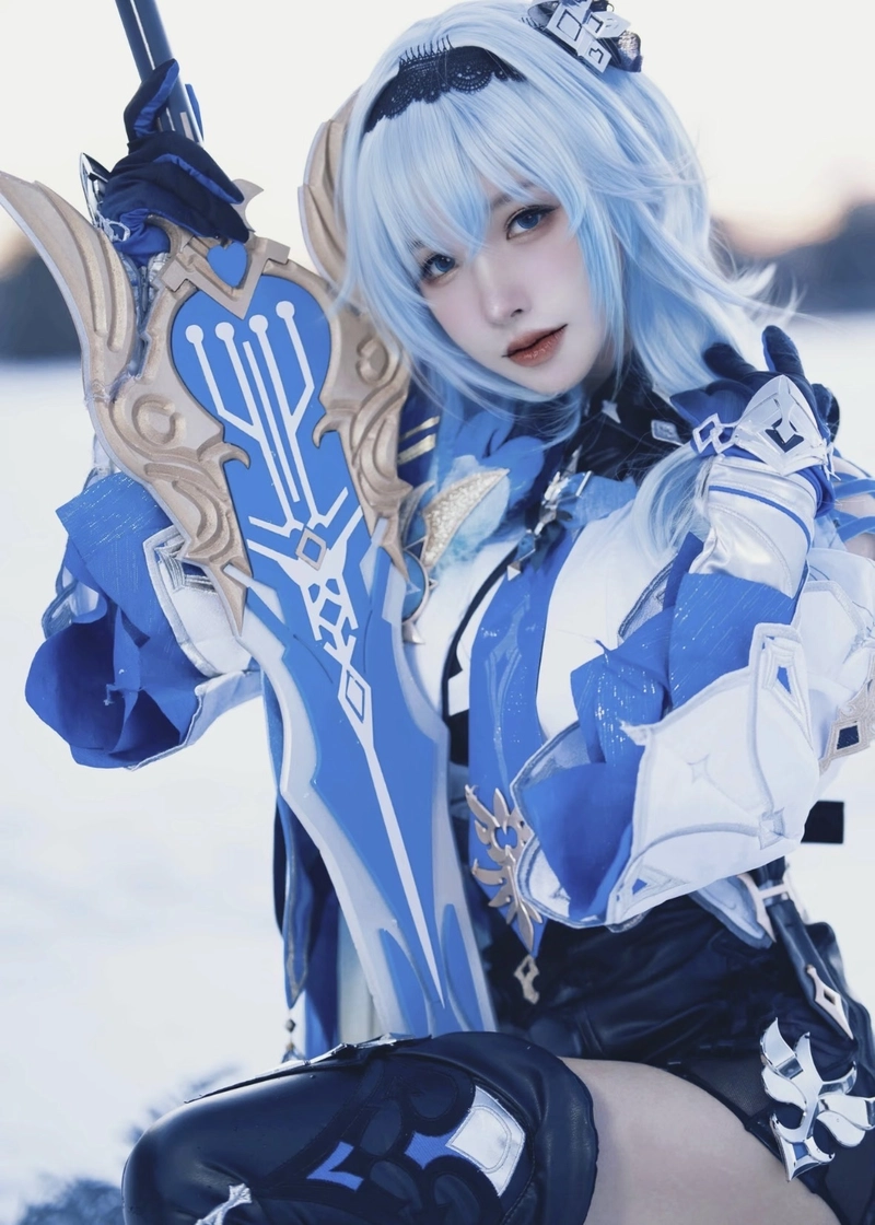 Ảnh Eula cosplay với khí chất quý tộc nổi bật