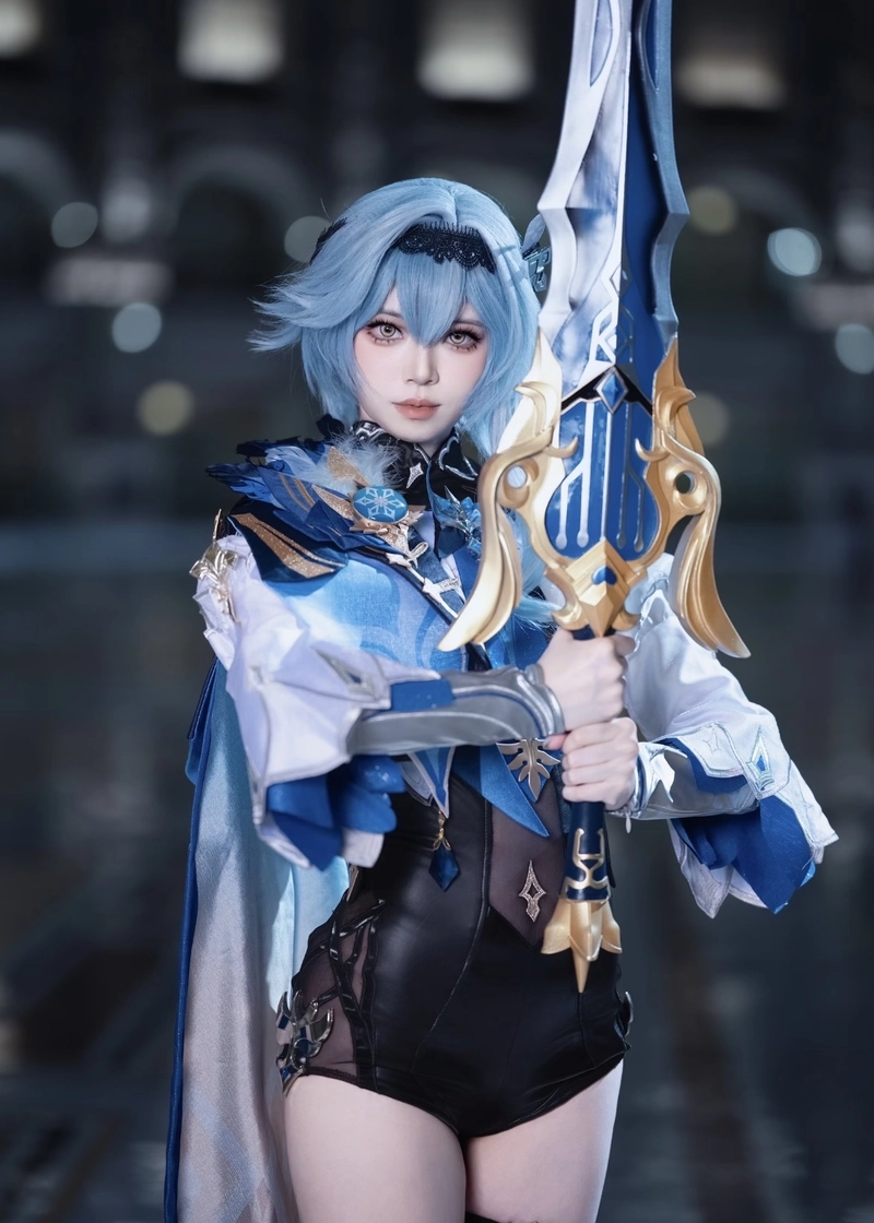 Ảnh Eula cosplay với thần thái cực ngầu cuốn mắt