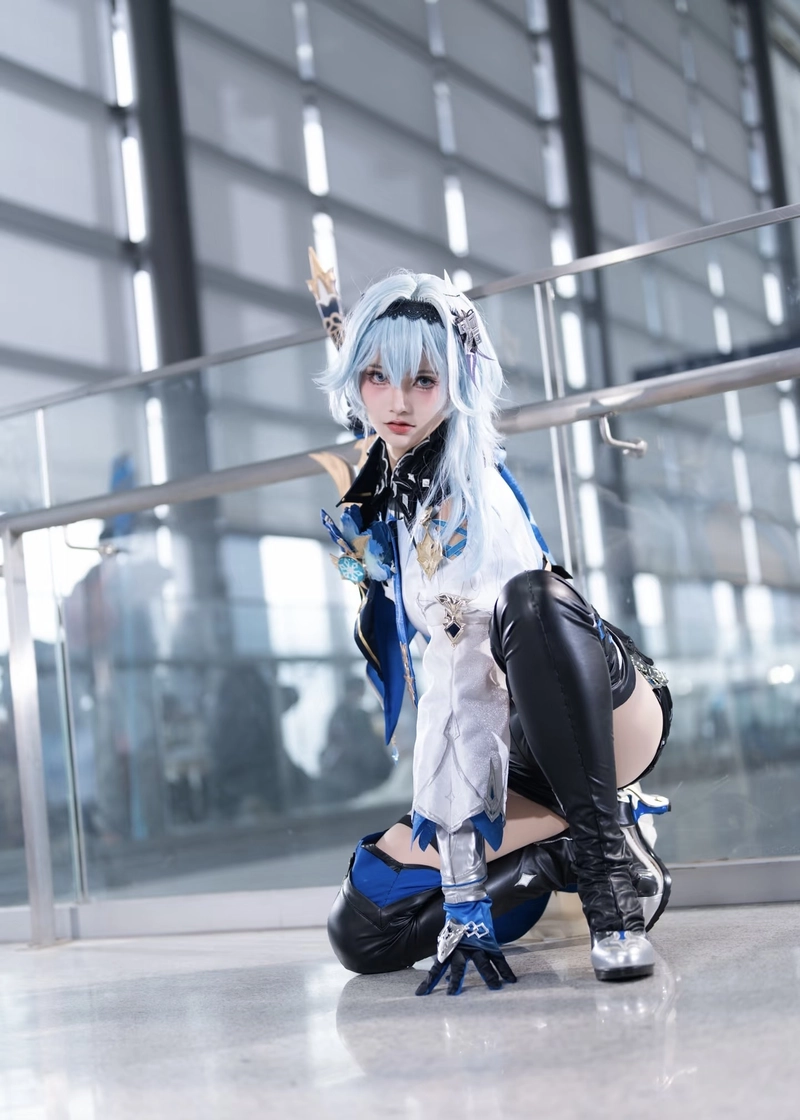 Ảnh Eula cosplay với thần thái lạnh lùng cuốn hút