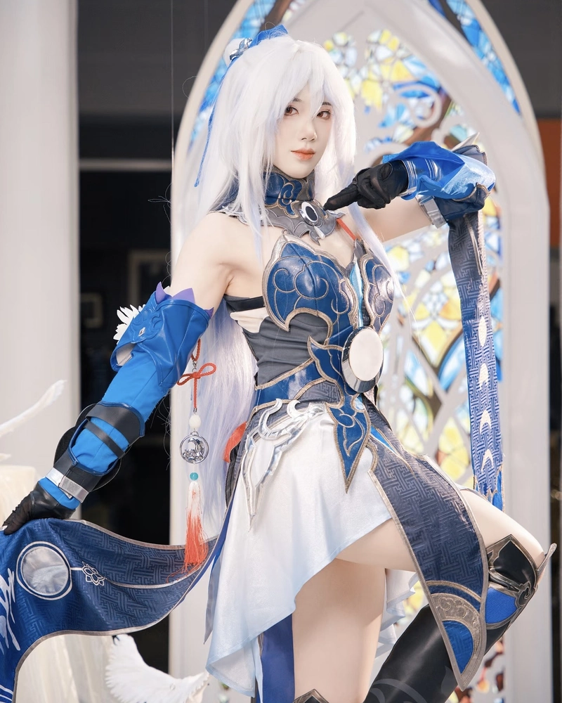 Ảnh Jingliu cosplay trong khung cảnh đậm chất huyền ảo