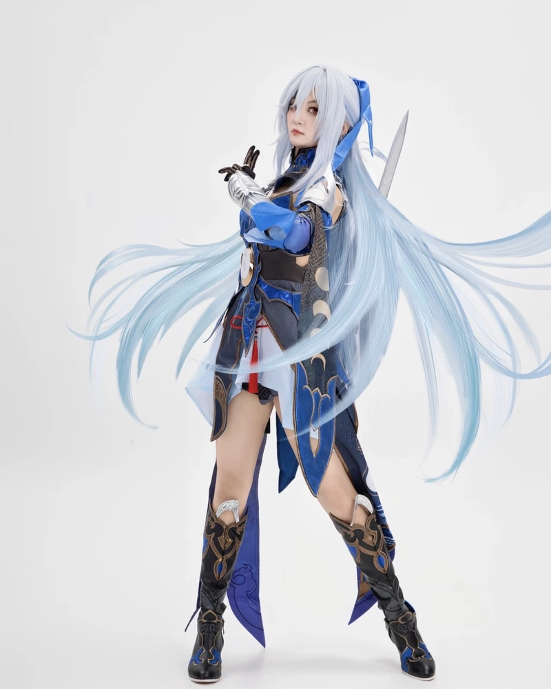 Ảnh Jingliu cosplay với mái tóc bạc dài nổi bật