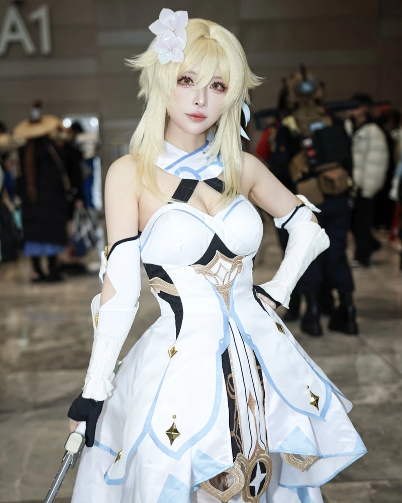 Ảnh Lumine cosplay gợi cảm giác ấm áp dễ mến
