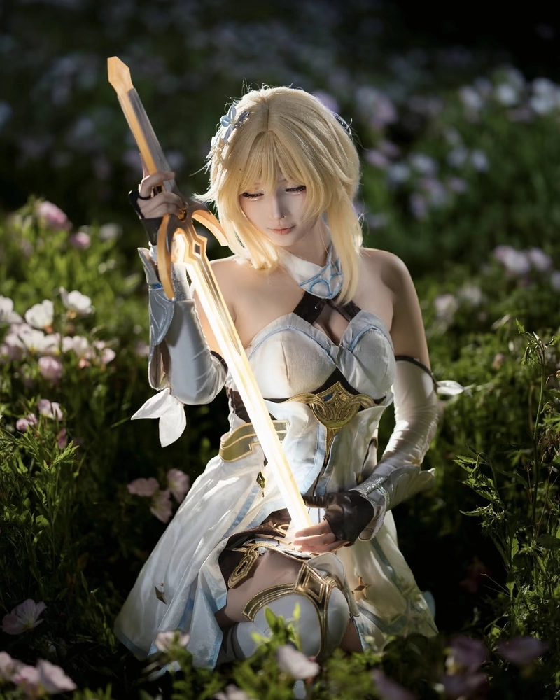 Ảnh Lumine cosplay gợi cảm giác lạc quan và vui tươi