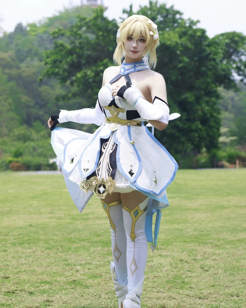 Ảnh Lumine cosplay gợi cảm giác thuần khiết và an yên