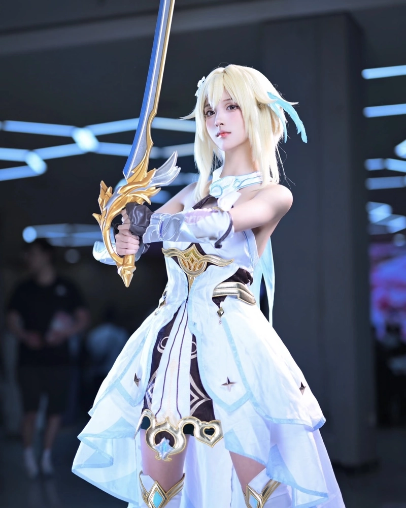 Ảnh Lumine cosplay sở hữu thần sắc nhẹ nhàng cuốn hút