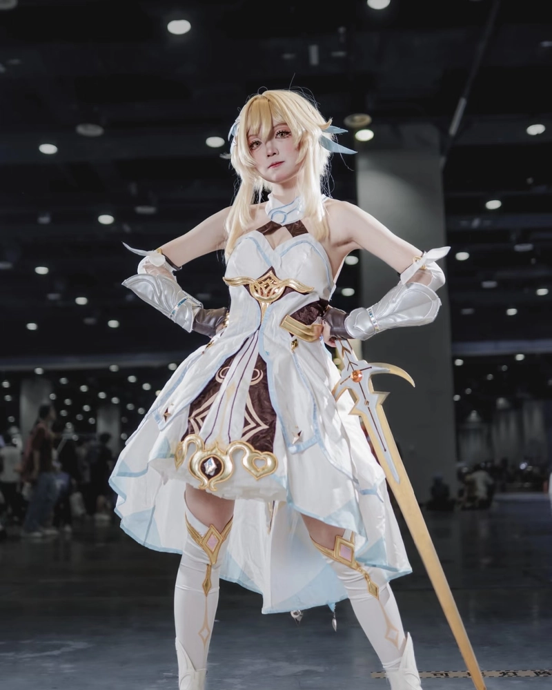 Ảnh Lumine cosplay với ánh mắt long lanh giàu cảm xúc
