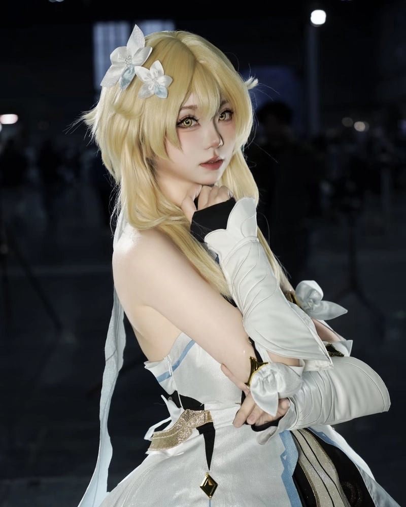 Ảnh Lumine cosplay với thần sắc tươi tắn đầy cuốn hút