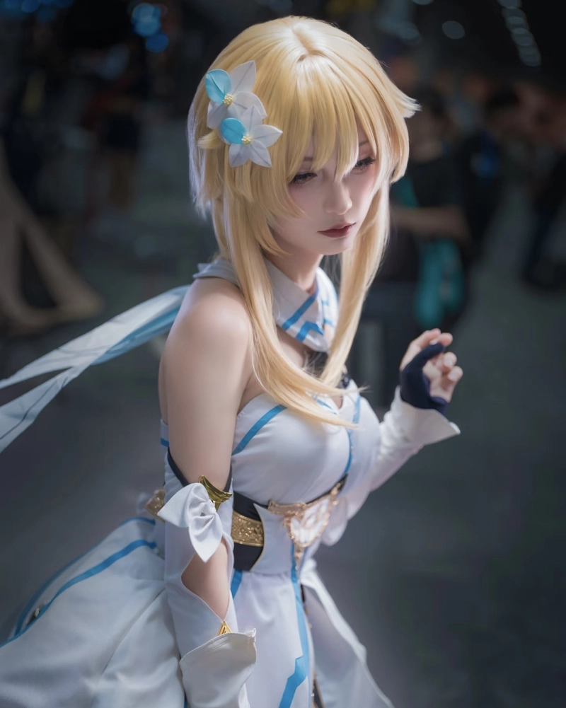 Ảnh Lumine cosplay với vẻ ngoài rạng rỡ và tươi trẻ