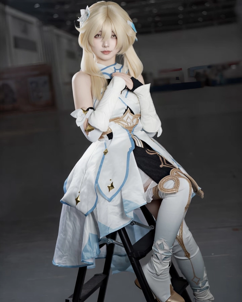 Ảnh Lumine cosplay với vẻ ngoài trong veo đầy cuốn hút