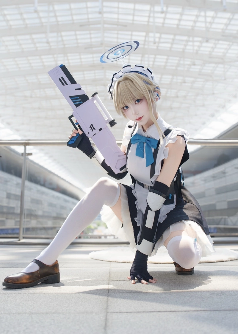 Ảnh cosplay Asuma Toki trong bộ váy hầu gái sang trọng