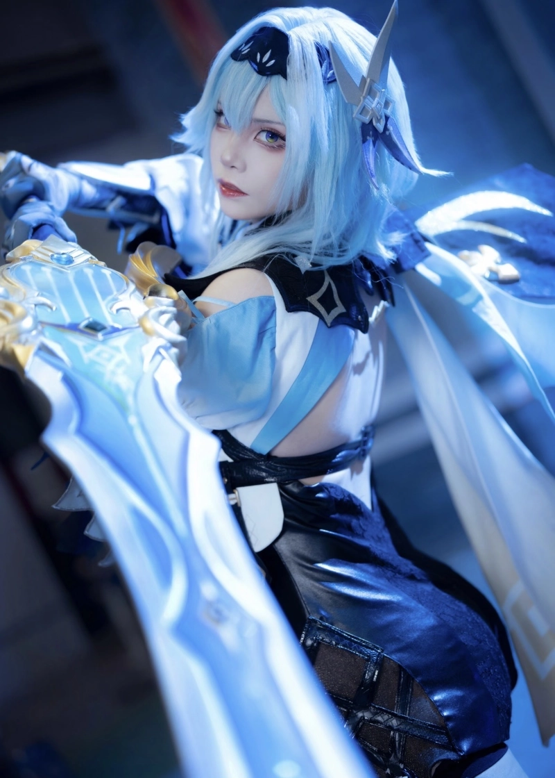 Ảnh cosplay Eula cùng mái tóc xanh mê hoặc