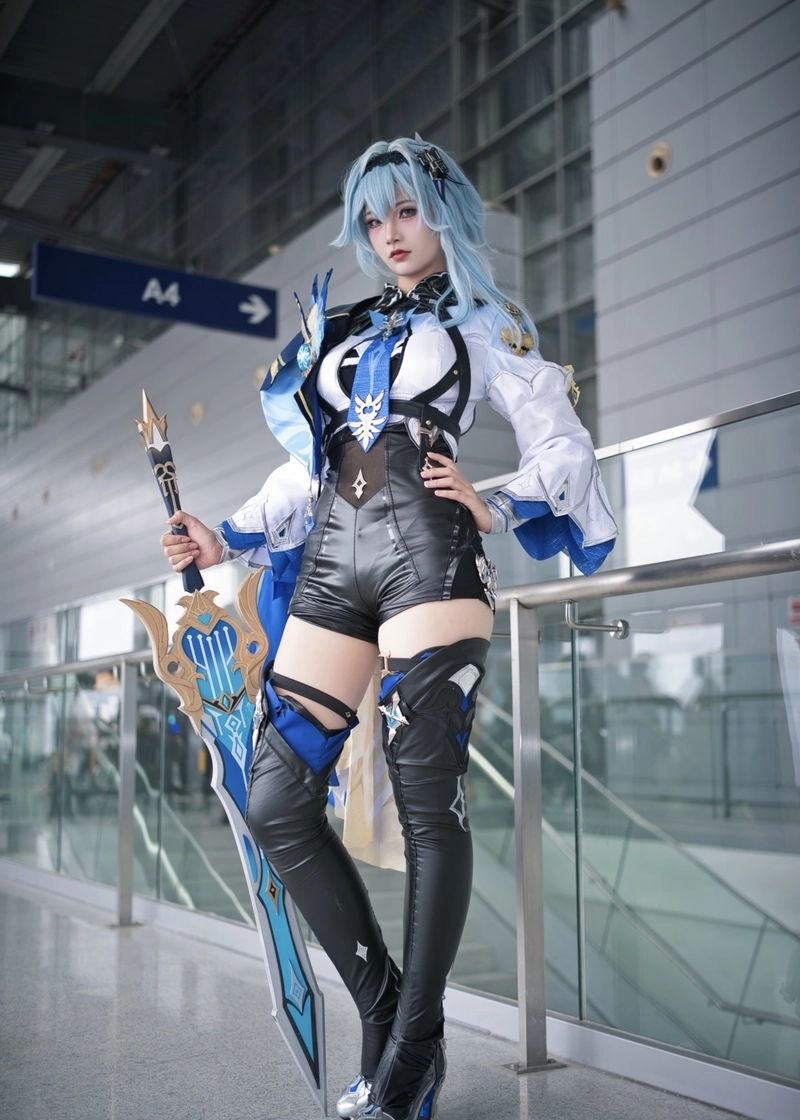 Ảnh cosplay Eula cùng tạo dáng nghệ thuật cuốn hút