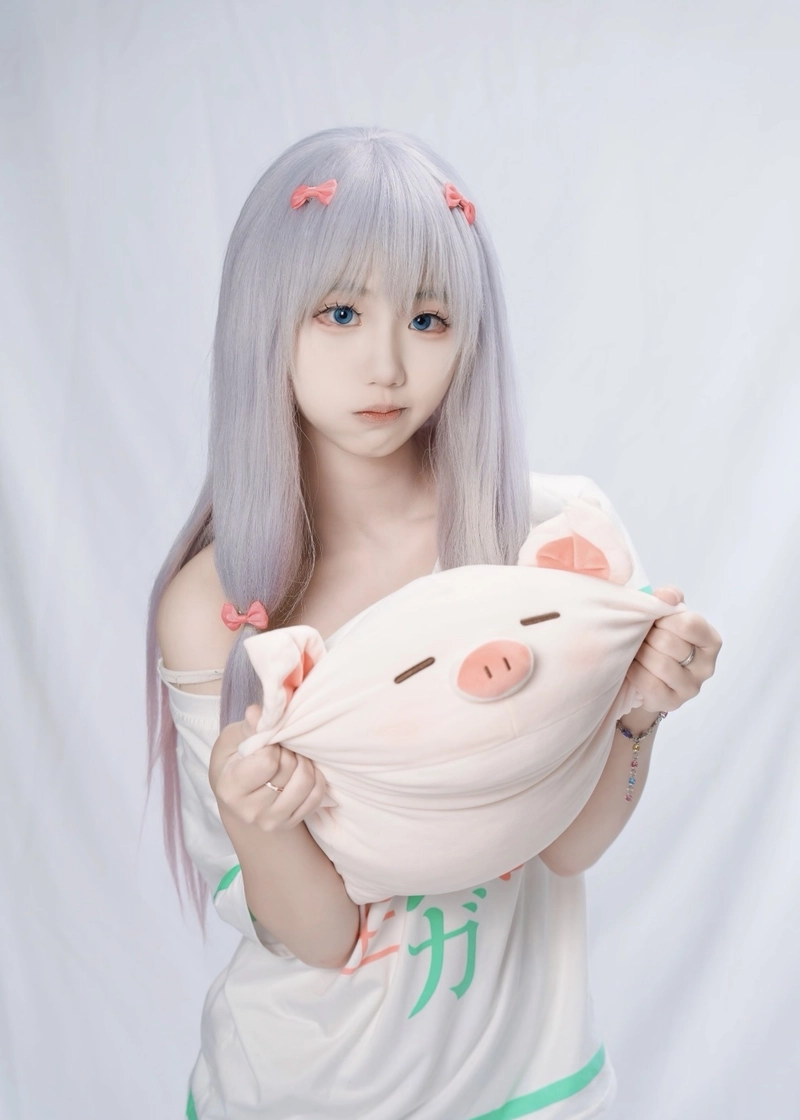 Ảnh cosplay Sagiri Izumi với biểu cảm ngây ngô đáng yêu