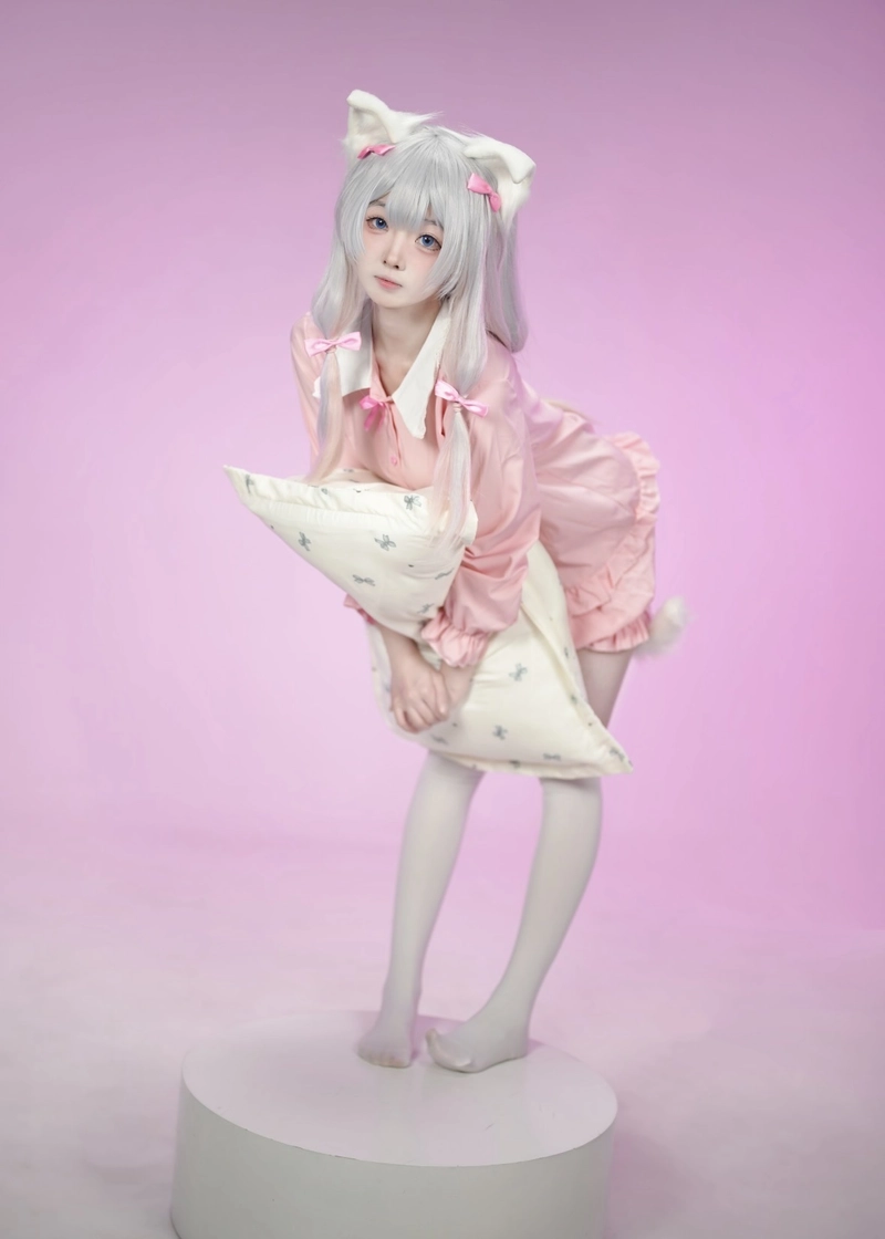 Ảnh cosplay Sagiri Izumi với mái tóc bạc dài thướt tha