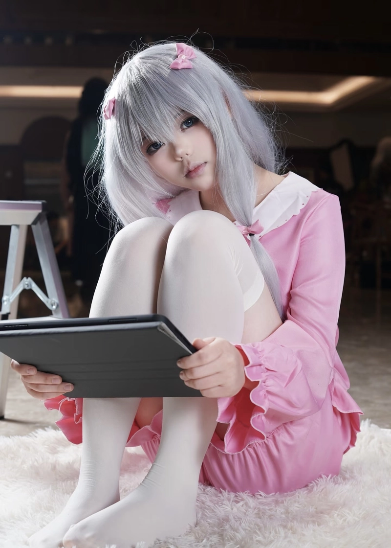 Ảnh cosplay Sagiri Izumi với mái tóc dài màu bạc