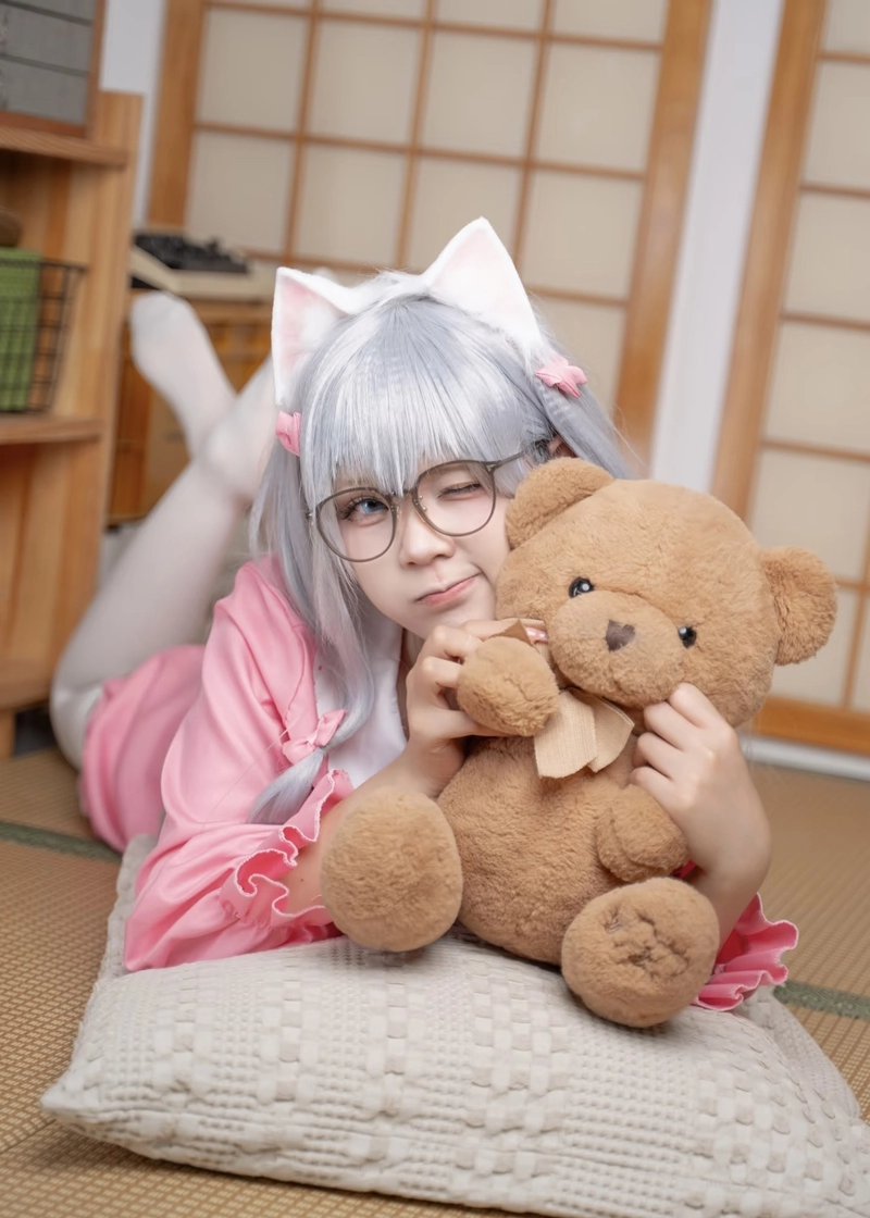Ảnh cosplay Sagiri Izumi với tạo hình cô gái hướng nội