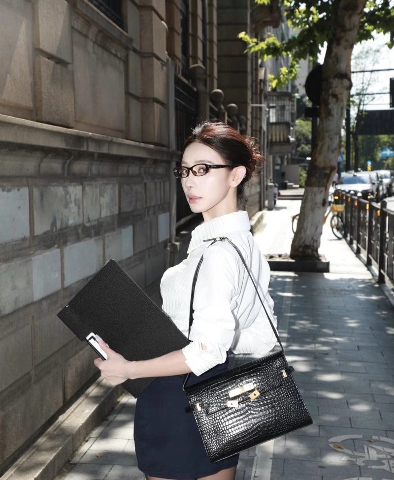 Ảnh gái văn phòng cùng outfit thanh lịch pha quyến rũ