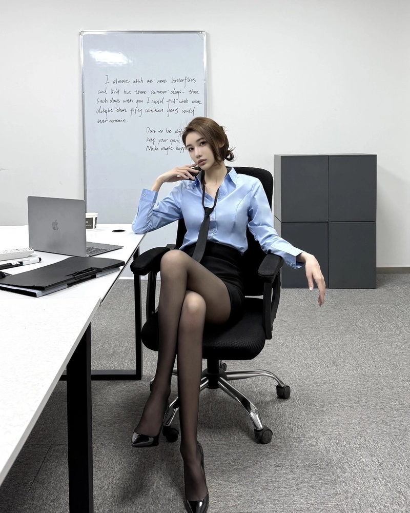 Ảnh gái văn phòng với ánh mắt tự tin cuốn mắt