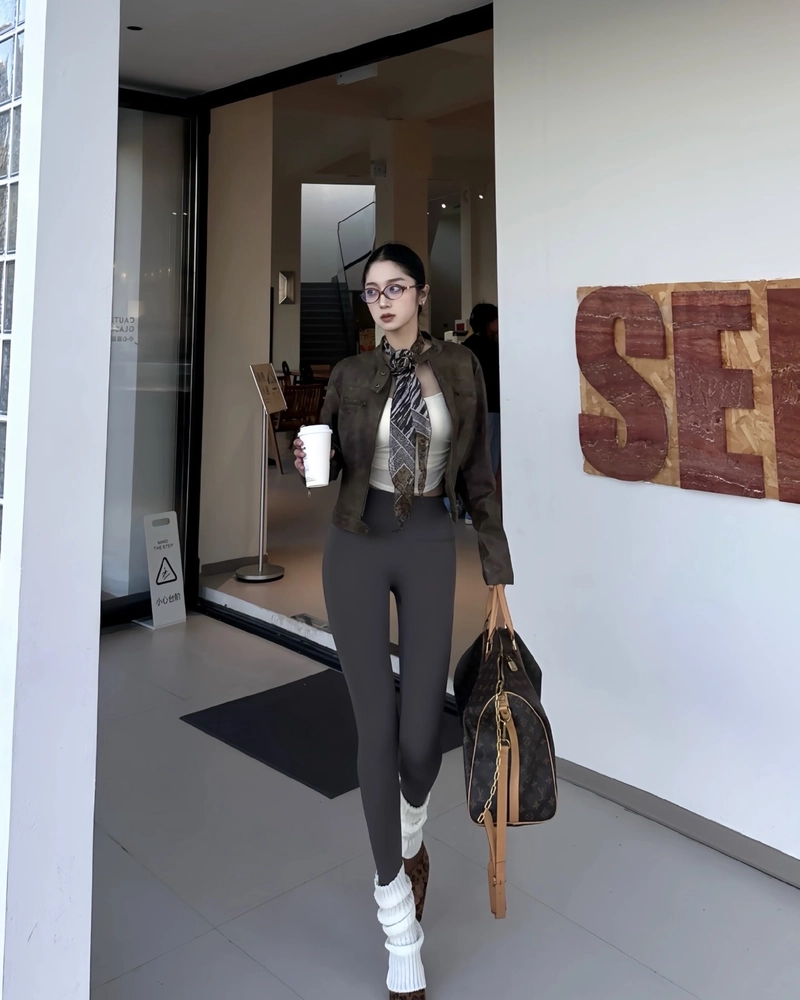 Ảnh gái xinh mặc quần legging cùng phong cách đầy nữ tính