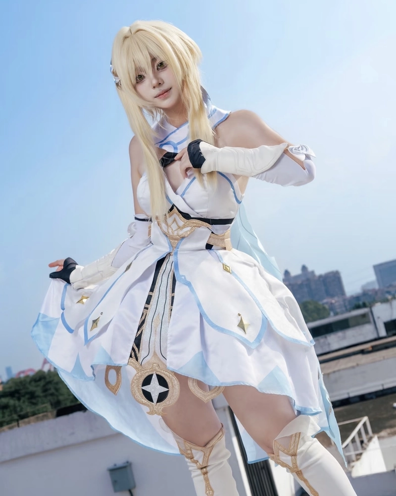 Bức ảnh Lumine cosplay với biểu cảm hiền hòa cuốn hút