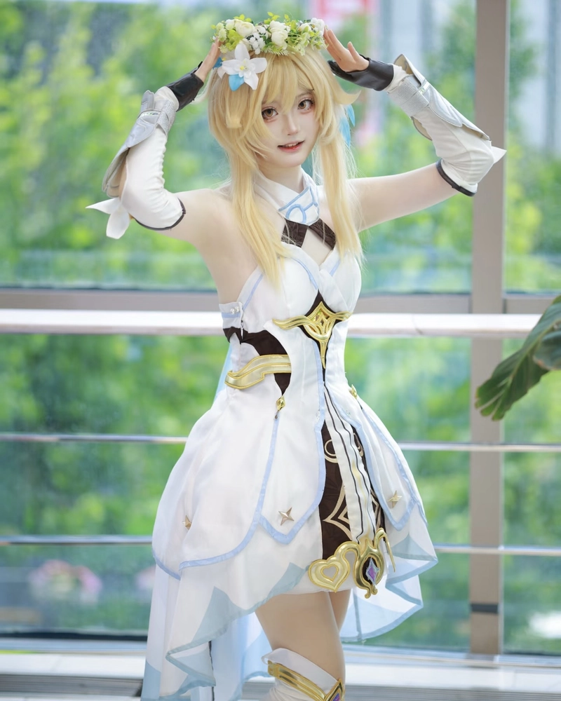 Bức ảnh Lumine cosplay với nụ cười ngọt như nắng mai