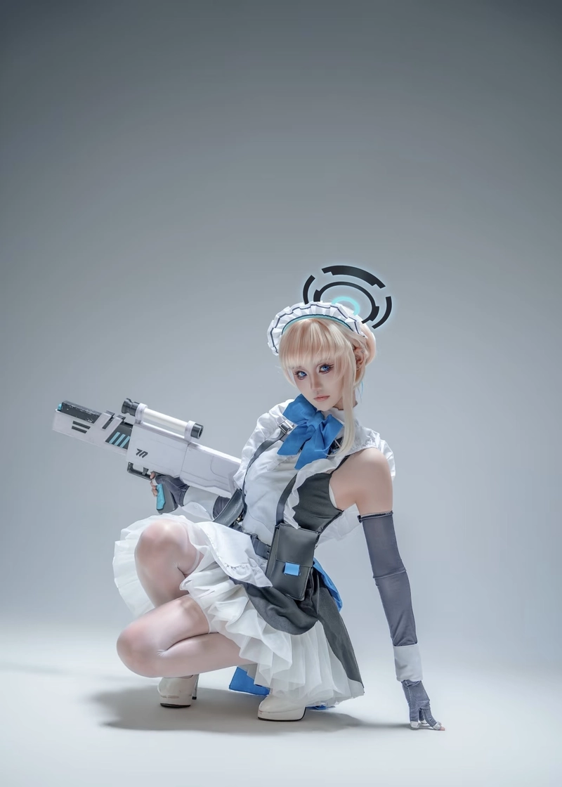 Bức ảnh cosplay Asuma Toki với đôi mắt xanh sắc sảo