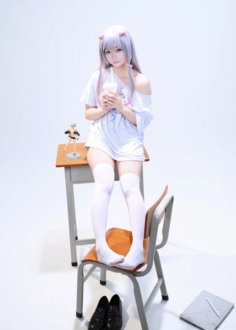 Bức ảnh cosplay Sagiri Izumi với ánh mắt xanh long lanh